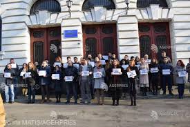 Parchetul de pe langa judecatoria onesti is a courthouse located in oneşti. Mures Protest Al JudecÄtorilor Si Procurorilor FaÅ£Ä De Lipsa De TransparenÅ£Ä In Care A Fost AdoptatÄ Oug 7 2019