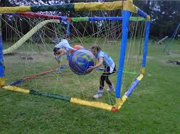 Unos años después, en uno de. Animaciones Y Kermese Dinamica Kermese Juegos De Plaza Recreo Al Aire Libre Para Ninos Espacios De Juego