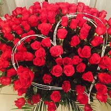 Un mazzo di fiori per pamela. Concorso Tolunine Doc 2017 Ecco In Arrivo Un Gigantesco Mazzo Di Rose Rosse Per Le Nostre Tre Tolunine Ikelly Patriri Bellalavita Toluna