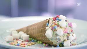 Schwarzes Eis Und Eis Mit Cookie Dough Sind Diesen Sommer Die Trendsetter Schlechthin Aber Lassen Sich Die Sorten Auch Zuhause M Lebensmittel Essen Eis Lecker
