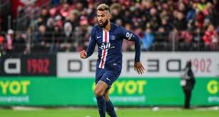 Les deux photos ont littéralement déchaîné les réseaux sociaux: Memphis Depay Critique Apres Avoir Pose Avec Un Felin Dans Un Appartement