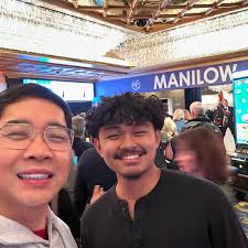 Mabuti at inabutan ko pa bago magretiro. 81 years old na pala ang ating  idolo na si Barry Manilow. At home ako sa venue ng show dahil ako yata ang  pinakabata sa