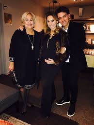A Punto De Debutar Como Mama Elizabeth Alvarez Presenta A Los Amores De Su Vida