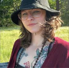 Lara Bartol's Instagram, Twitter & Facebook