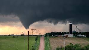 Une autre tornade est passée à arlington woods, près d'ottawa. Tornade Au Quebec Des Nuages En Entonnoir Ont Ete Apercus Et Ils On L Air Terrifiant Narcity