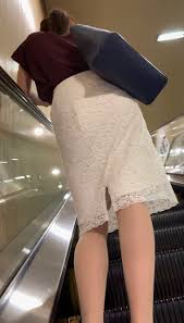 永久保存版】美人お姉さんの純白パンツとどエロい美脚を盗撮！顔出しあり！タイトスカート OL 神回 が半額 | Xcolle