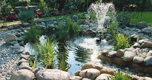 Also ab nach draußen und die hitzköpfe kühlen. Wasserspiele Im Garten Ideen Trends Modelle Mein Schoner Garten