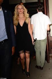 She has two older brothers, blaine and ben, and her parents, karen and gary. Jennifer Lawrence With Her Mother Karen After Day Of Apartment Hunting Daily Mail Online