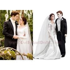 La primera parte de la novela es narrada por bella y se centra en la organización de los planes de boda de bella y edward, los cuales son llevados felizmente a cabo por. Twilight Crepusculo Amanecer Boda Bella Novia T7653 Dollsanddolls Munecas De Coleccion