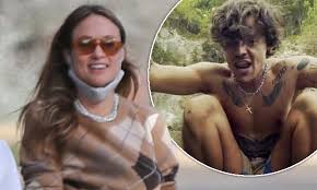 Harry styles and olivia wilde have a 10 year age gap. Olivia Wilde Borrows Beau Harry Style Jewellery As She S Spotted Wearing His Pearl Necklace Daily Mail Online