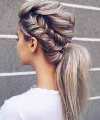 Un'ottima soluzione per chi ha i capelli mossi e vuole una pettinatura morbida è la treccia di lato, che . Acconciature Con Trecce 2022 150 Idee E Tutorial