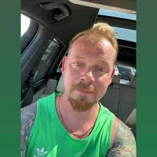 Can men wear nice jeans with polo