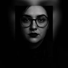 Krisenpflegeeltern müssen zwischen 28 und 65 Jahren alt sein, eine kurze  Ausbildung absolvieren und sollten ein stabiles Umfeld bieten können. Man  erhält beratende, aber auch finanzielle Unterstützung: ein Gehalt von 1.500  Euro