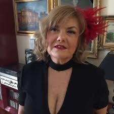 Sii gentile con te stessa. Sii comprensiva. Abbraccia le tue fatiche, i  tuoi dubbi, le paure e ricordati che stai facendo del tuo meglio e va bene  così. Sii gentile con te