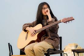 G d/f# aku kesal dengan jarak em d g yang sering memisahkan kita c g/b hingga aku hanya bisa am berbincang denganmu d di whats.app g d/f#. Chord Gitar Fiersa Besari Celengan Rindu Dari G Aspirasiku