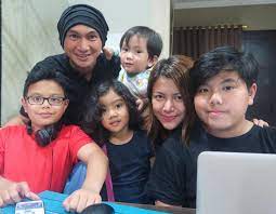 Erdian aji prihartanto, lebih populer dengan nama anji atau manji (lahir di jakarta, indonesia, 5 oktober 1978; 10 Potret Ini Bukti Kompaknya Kelima Anak Anji Tetap Rukun Meski Beda Ayah Dan Ibu
