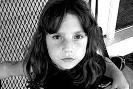 孤兒怨》真實版！好心夫妻收養6歲女孩「竟是成年人偽裝的」想暗中殺害全家| beanfun!