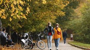 Les experts scientifiques estiment que seul le confinement total peut permettre d'endiguer la propagation du coronavirus. Coronavirus L Allemagne Entre Dans Un Confinement Total Mercredi