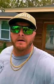 I've an issue with my laptop" "Could you tell me the brand?" "DY" "Are you  sure? I've never hear this brand" The laptop: