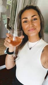 Här har vi mitten barnet Emelie Persson aka the co-driver, med ett alldeles  nytt och färskt jobb, lika dålig vinnare som förlorare så pax inte spela  spel mot henne. Fyra snabba! •