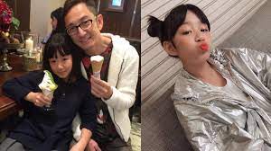 综合讯 香港演员吴启华支持11岁女儿 小猪猪 当网红 星二代开社交账号分享化妆术和秀琴技 面对镜头毫不怯场 据香港媒体报道 55岁演员吴启华和小21岁的嫩妻石洋子离婚后 一起抚养女儿吴熙儿 昵名小猪猪 小猪猪今年11岁 正步入青春期 遗传父母优良基因 近期更