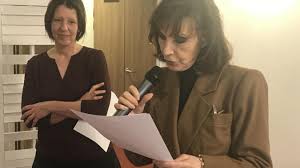 Calais D Alacrite En Chihuahua Denise Fabre Fait La Dictee A La Maison De Retraite