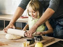 Die österreichische mehlspeisküche ist voller süßer wunderwerke. Mann Backt Wie Vater Mit Kindern Richtig Kuchen Backen Vaterzeit