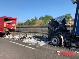 Caos in stazione a piacenza. Schianto Fra Tir In A21 Gravissimo Un Uomo Autostrada Chiusa E 12 Chilometri Di Coda