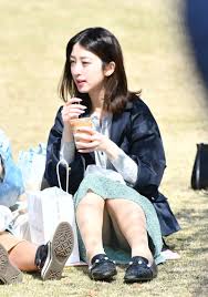 スカートの彼女を芝生や地べたに体育座りさせてパンチラ盗撮！【画像30枚】 - p-dreamer パンチラの憧憬