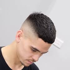 La parte superior de la cabeza se el desvanecimiento medio es otro tipo de corte de cabello para hombre que va de manera gradual donde la disminución comienza en el medio del. Nuevos Cortes De Cabello Para Hombres De Estilo Fade Para El 2018