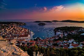 Zu einem urlaub am meer gehört auch ein passendes ferienhaus oder eine ferienwohnung möglichst nah am wasser. Sonnenuntergang Vom Altstadt Stari Grad Auf Insel Hvar Visit Croatia Croatia Beach Hvar Island