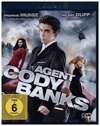 Other scenes include multiple martial arts fights, wild driving, kids captured and held against their will, and some cartoonish scary villains. Agent Cody Banks Blu Ray Zwart Harald Dussmann Das Kulturkaufhaus