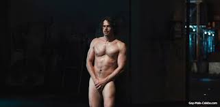 Theo James: El Actor Británico que Deja al Descubierto la Grandeza de su  Flácido Pene con Total Libertad y Audacia | Turcudos.com