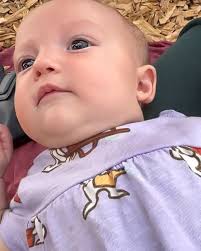 We have so much fun playing & eating at the park! 🛝