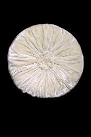 Con il suo bottone rivestito al centro, dona un fascino d'altri tempi al tuo divano o alla tua poltrona ed è facile da coordinare. Cuscino Rotondo In Velluto Rigato Bianco Fortuny