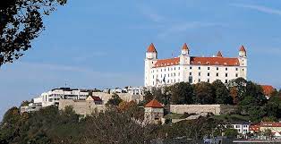 Über die jahrhunderte wurde die burg von ungarischen und österreichischen herrschern bewohnt, bis sie im 19. Burg Und Parlament In Bratislava Freizeitferien Info