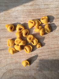 Una volta ottenuto il brodo, cappone e verdure possono essere gustati in insalata o in altre fantasiose ricette. Ricetta Tradizionale Del Brodo Di Cappone Tortellini Co