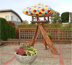 Ein Grosses Buntes Vogelhaus Bislang Noch Ein Entwurf Aus Holz Und Pappmache Mit Besuch Von Einem Blech Papagei Vogelhaus Bunt Vogelhaus Bunt