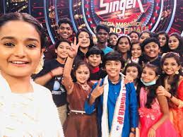 Aspiring singers under the age of 15 compete in a prestigious singing contest where they try to impress a panel of esteemed judges with their talents. Seethalakshmi Wins Flowers Top Singer Bags Trophy And Rs 50 Lakh Apartment