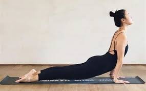 Feb 16, 2021 · if your lower back feels rounded, bend your knees in order to send your sitting bones straight back and up. Urdhva Mukha Svanasana Or Upward Facing Dog Steps Upashana Yoga