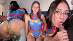 スーパーヒロインがカメラの前で初めてフェラをする