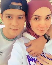 Aktres izreen azminda berang apabila sebuah akaun instagram mendakwa kononnya wajah anaknya dan anak pasangan amar. Izreen Azminda Kongsi Foto Luang Masa Bersama Anak Tiri
