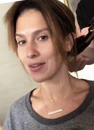 Mario Lopez interviews the Baldwins. Note matronly hairstyle and poorly  fitting gown. : r/HilariaBaldwin