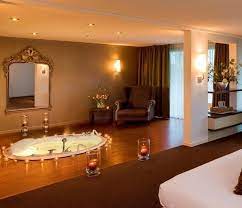Met Wie Zou Jij In Dit Heerlijke Bad Willen Relaxen Romantische Suite Luxe 4 Van Der Valk Nabij Rotterdam De Biesbosch Stunning Hotels Home Decor Hotel
