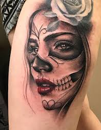 Dia de los muertos, or the day of the dead, is a mexican holiday that celebrates life in all of its cycles and planes, by remembering loved ones who have this lovely sugar skull maiden is looking lovely and festive with her roses. Tolles Tattoo Von Dia De Los Muertos Tatowierer Peyton Ã¿ Ã¿ Tattoos Ale Skull Girl Tattoo Tattoos Sugar Skull Girl Tattoo
