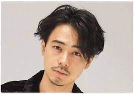 成田凌 ツーブロック 髪型特集 アレンジバリエーション画像解説 aroma and flavor 成田凌 髪型 メンズ パーマ 刈り上げ パーマ メンズ