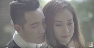 Nguyễn Phi Hùng tình tứ ôm gái xinh giữa rừng thông xanh mát