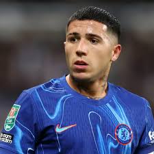 Por qué no juega Enzo Fernández en Chelsea vs. Arsenal por la Premier  League 2024/25