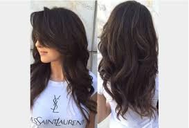 Ambil panjang rambut sebahu, atur layer menjadi 3 bagian, cukup gunakan catokan dan lanjutkan dengan menyisir rambut dengan jari agar terlihat natural. 30 Model Rambut Panjang Wanita Lurus Bergelombang Terkeren 2020 Kanalmu