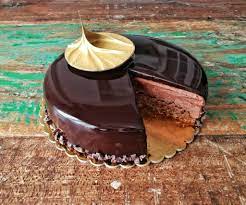 Mousse Al Cioccolato Con Glassa A Specchio Al Cacao E Base Di Daquoise Alla Nocciola E Croccante Al Pralinato Di Nocciola Cioccolato Dolci Torta Con Praline